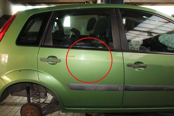 Foto: TÜR HINTEN REHTS eines Ford Fiesta 1.4 GL