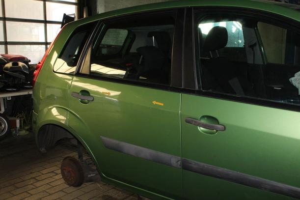 Foto: TÜR HINTEN REHTS eines Ford Fiesta 1.4 GL
