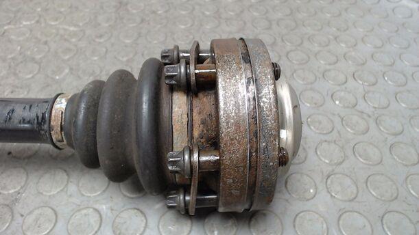 Foto: ANTRIEBSWELLE HINTEN LINKS eines BMW X5 3.0 d GL