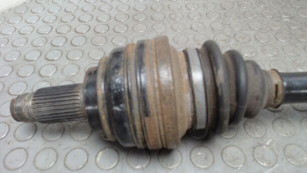 Foto: ANTRIEBSWELLE HINTEN LINKS eines BMW X5 3.0 d GL