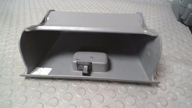Foto: HANDSCHUHFACH eines Opel Agila 1.0 12 V GL