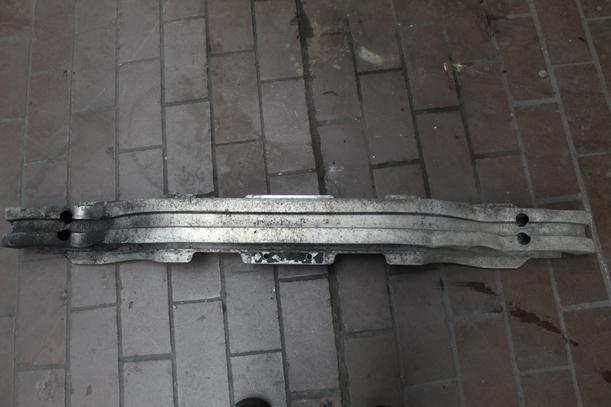 Foto: VERSTÄRKUNG HINTEN eines Saab 9-3 1.9 TiD Sport Kombi DPF GL
