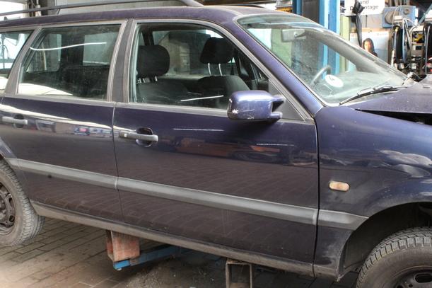 Foto: TÜR VORN RECHTS (AB 1994) eines VW Passat Variant 1.8 GL