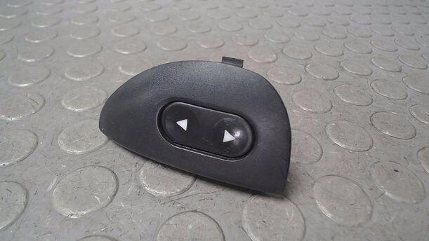 Foto: FENSTERHEBERSCHALTER LINKS eines Fiat Seicento 1.1 GL