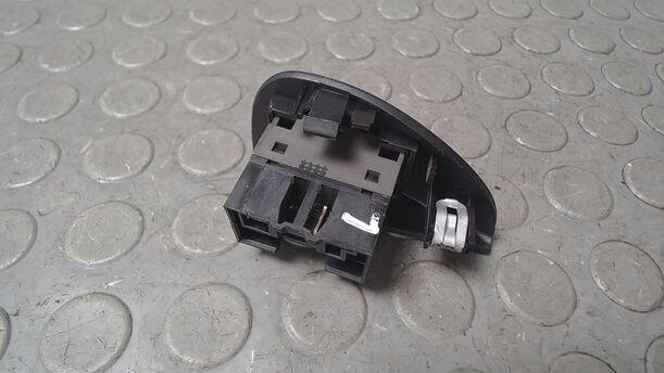 Foto: FENSTERHEBERSCHALTER LINKS eines Fiat Seicento 1.1 GL