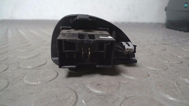 Foto: FENSTERHEBERSCHALTER LINKS eines Fiat Seicento 1.1 GL