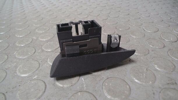 Foto: FENSTERHEBERSCHALTER LINKS eines Fiat Seicento 1.1 GL
