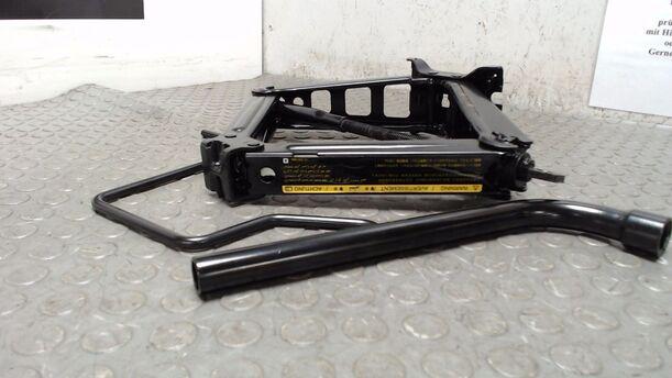 Foto: WAGENHEBER / BORDWERKZEUG eines Saab 9-3 1.9 TiD Sport Kombi DPF GL