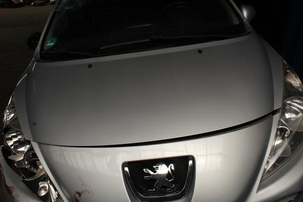 Foto: MOTORHAUBE eines Peugeot 207 120 GL