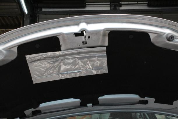 Foto: MOTORHAUBE eines Peugeot 207 120 GL