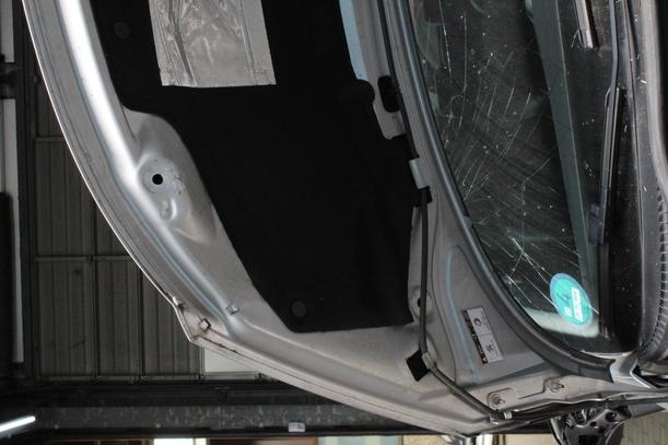Foto: MOTORHAUBE eines Peugeot 207 120 GL