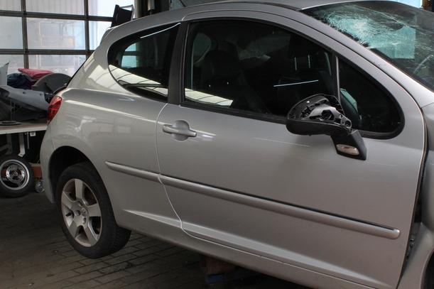 Foto: TÜR VORN RECHTS (2/3-TÜRER) eines Peugeot 207 120 GL