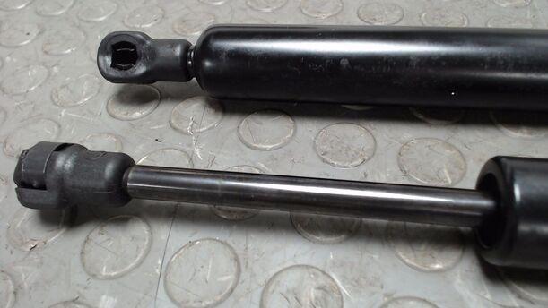 Foto: HECKKLAPPENDÄMPFERPAAR eines Saab 9-3 1.9 TiD Sport Kombi DPF GL