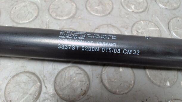 Foto: MOTORHAUBENDÄMPFER eines Saab 9-3 1.9 TiD Sport Kombi DPF GL