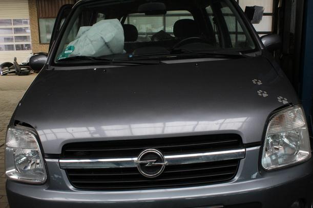 Foto: MOTORHAUBE eines Opel Agila 1.0 12 V GL