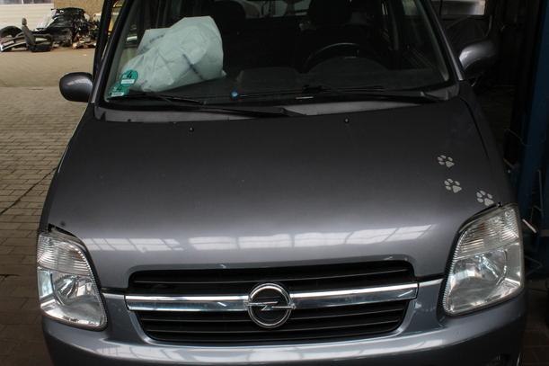 Foto: MOTORHAUBE eines Opel Agila 1.0 12 V GL