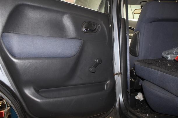 Foto: TÜR HINTEN LINKS eines Opel Agila 1.0 12 V GL