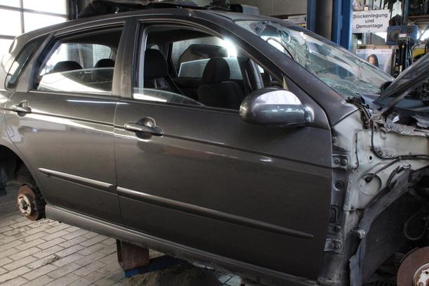Foto: TÜR VORN RECHTS eines Kia Cerato 1.6 GL