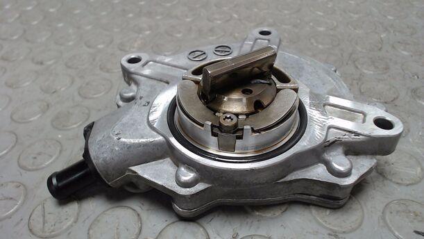 Foto: VAKUUMPUMPE / UNTERDRUCKPUMPE eines BMW 318i