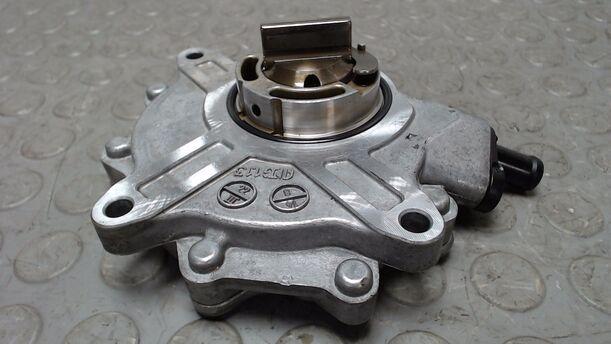 Foto: VAKUUMPUMPE / UNTERDRUCKPUMPE eines BMW 318i