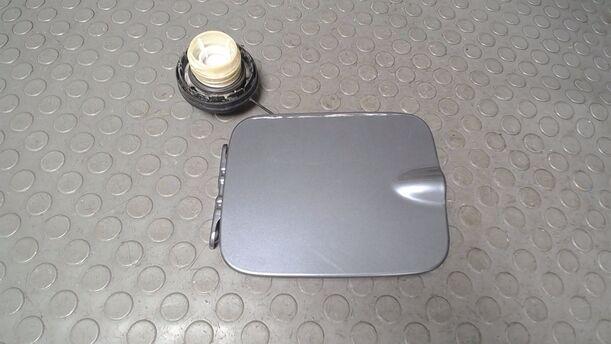Foto: TANKKLAPPE/ TANKDECKEL eines Opel Agila 1.0 12 V