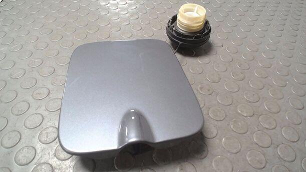 Foto: TANKKLAPPE/ TANKDECKEL eines Opel Agila 1.0 12 V