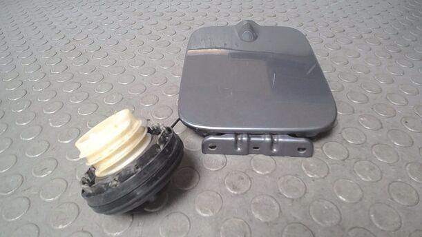 Foto: TANKKLAPPE/ TANKDECKEL eines Opel Agila 1.0 12 V