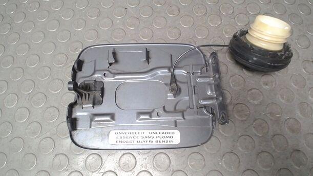 Foto: TANKKLAPPE/ TANKDECKEL eines Opel Agila 1.0 12 V