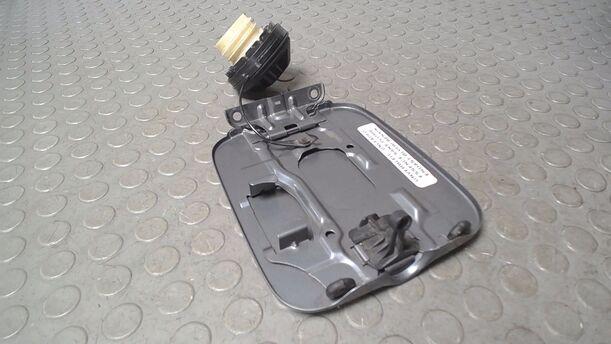 Foto: TANKKLAPPE/ TANKDECKEL eines Opel Agila 1.0 12 V