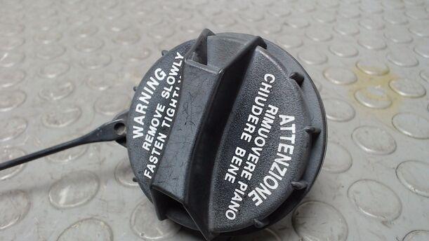 Foto: TANKKLAPPE / TANKDECKEL eines Kia Cerato 1.6