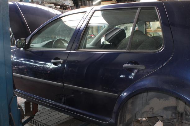 Foto: TÜR HINTEN LINKS eines VW Golf 1.4