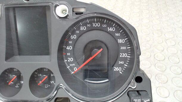 Foto: TACHOEINHEIT / KOMBIINSTRUMENT eines VW Passat Variant 2.0 TDI DPF