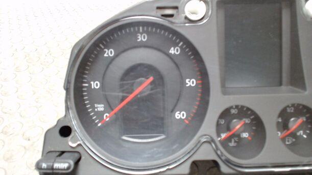 Foto: TACHOEINHEIT / KOMBIINSTRUMENT eines VW Passat Variant 2.0 TDI DPF