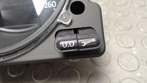 Foto: TACHOEINHEIT / KOMBIINSTRUMENT eines VW Passat Variant 2.0 TDI DPF