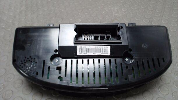 Foto: TACHOEINHEIT / KOMBIINSTRUMENT eines VW Passat Variant 2.0 TDI DPF