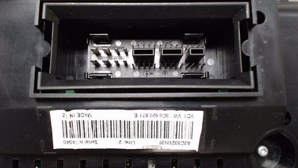 Foto: TACHOEINHEIT / KOMBIINSTRUMENT eines VW Passat Variant 2.0 TDI DPF
