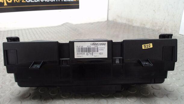 Foto: TACHOEINHEIT / KOMBIINSTRUMENT eines VW Passat Variant 2.0 TDI DPF