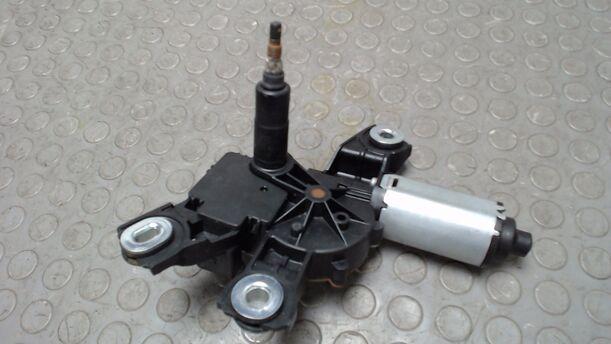 Foto: SCHEIBENWISCHERMOTOR HINTEN eines VW Passat Variant 2.0 TDI DPF