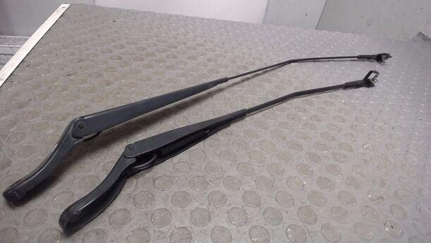 Foto: SCHEIBENWISCHERARME VORN eines Peugeot 207 120