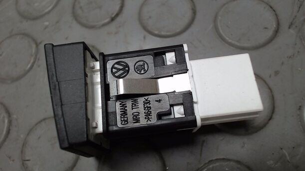 Foto: ESP SCHALTER eines VW Passat Variant 2.0 TDI DPF