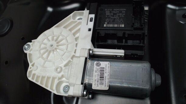 Foto: FENSTERHEBER VORN RECHTS ELEKTRISCH eines VW Passat Variant 2.0 TDI DPF