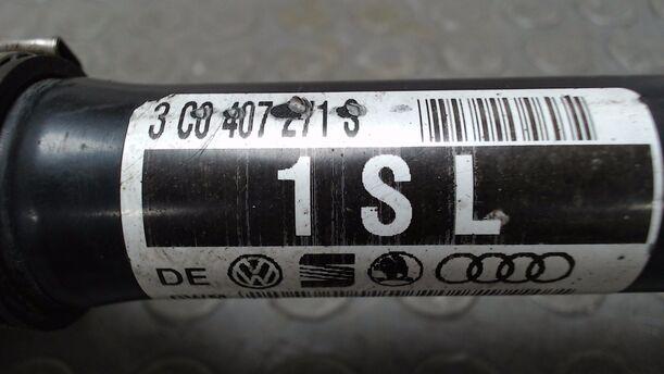 Foto: ANTRIEBSWELLE VORN LINKS ( 6 GANG SCHALTGETRIEBE ) eines VW Passat Variant 2.0 TDI DPF