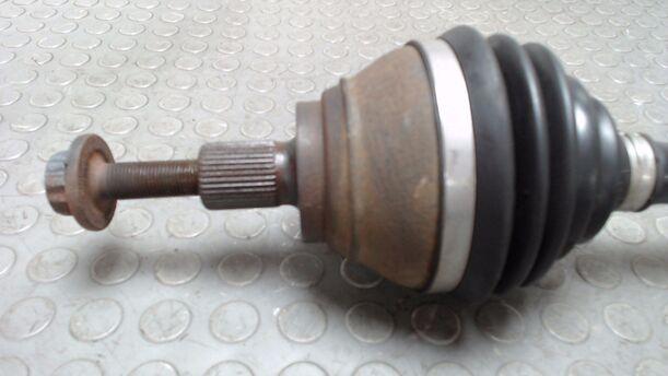 Foto: ANTRIEBSWELLE VORN LINKS ( 6 GANG SCHALTGETRIEBE ) eines VW Passat Variant 2.0 TDI DPF