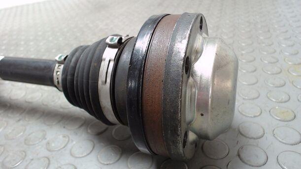 Foto: ANTRIEBSWELLE VORN LINKS ( 6 GANG SCHALTGETRIEBE ) eines VW Passat Variant 2.0 TDI DPF