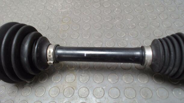 Foto: ANTRIEBSWELLE VORN LINKS ( 6 GANG SCHALTGETRIEBE ) eines VW Passat Variant 2.0 TDI DPF