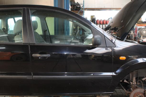 Foto: TÜR VORN RECHTS  (4/5-TÜRER) eines Ford Fusion 1.25