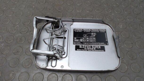 Foto: TANKKLAPPE / TANKDECKEL eines Mercedes-Benz CLK Coupe 200 Kompressor