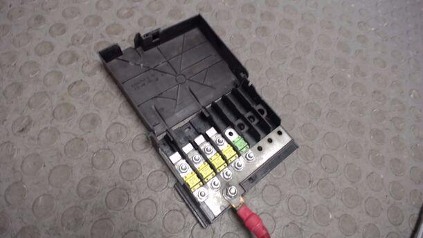 Foto: SICHERUNGSKASTEN BATTERIE eines Ford Fusion 1.25