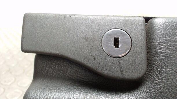 Foto: HANDSCHUHFACH eines Mercedes-Benz CLK Coupe 200 Kompressor