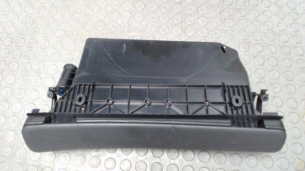 Foto: HANDSCHUHFACH eines Mercedes-Benz CLK Coupe 200 Kompressor